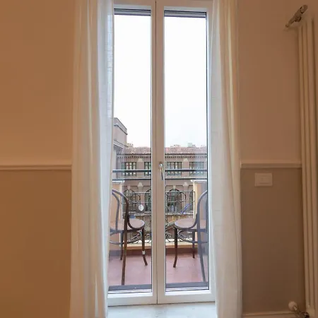 The Rent - Colorful One-bedroom In San Giovanni District Ρώμη